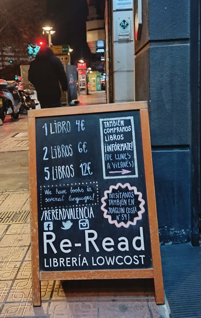 The prices of the books at reread Valencia. Outside street scene.