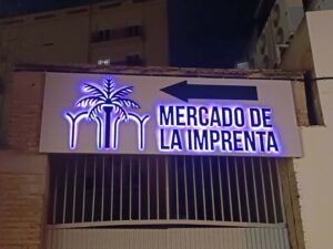 entrance sign to the mercado de la imprenta
