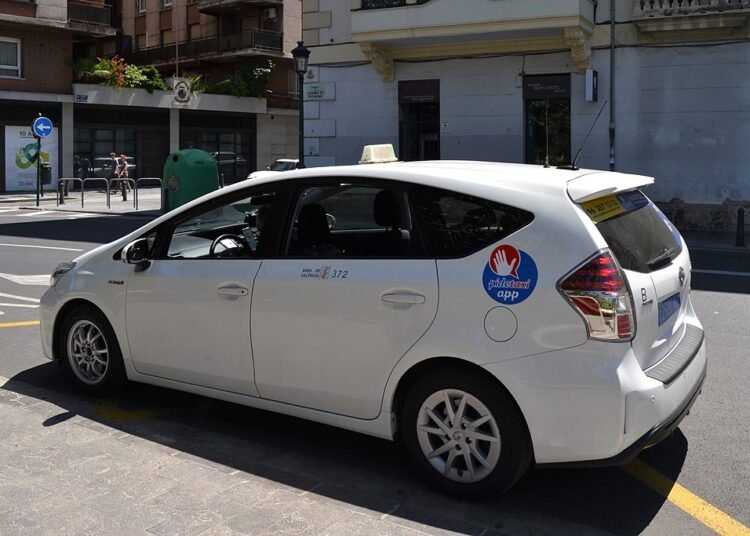 Taxi in Valencia going to airport
