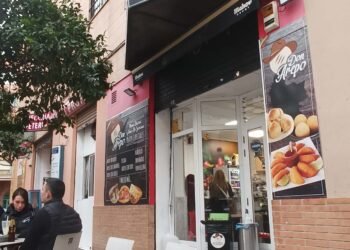 Outside of Don Arepo colombian restaurant in Valencia