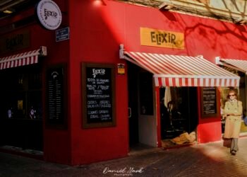 The outside of Elixir cafe in Valencia.