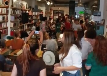 people dancing at a concert at Ubik Cafe Valencia